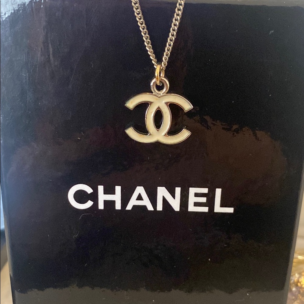 CC Chain Enamel Logo